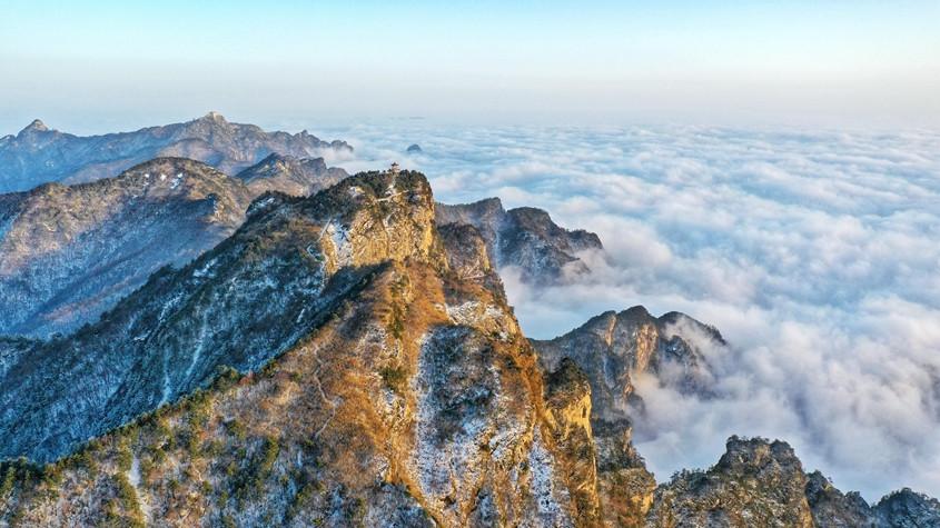 河南南陽(yáng)：雪山云海入畫來