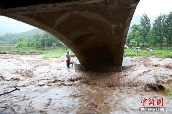 暴雨致河南安陽3水庫同時泄洪 滯洪區(qū)數(shù)萬群眾轉移