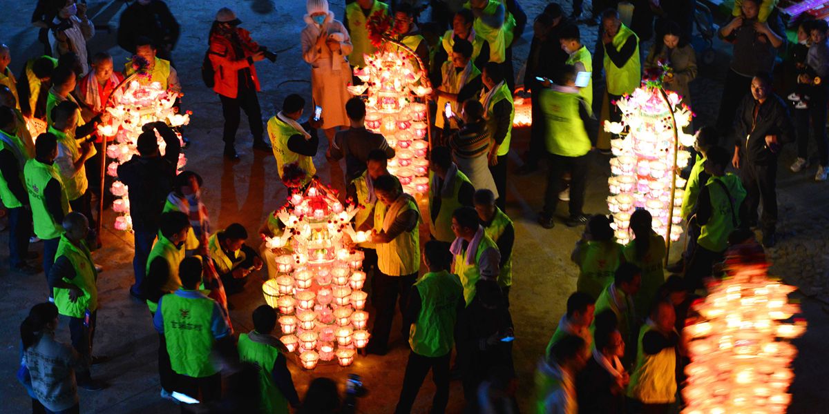 福建閩西：芷溪游花燈——“紙做燈、油點(diǎn)燈、紙包火”